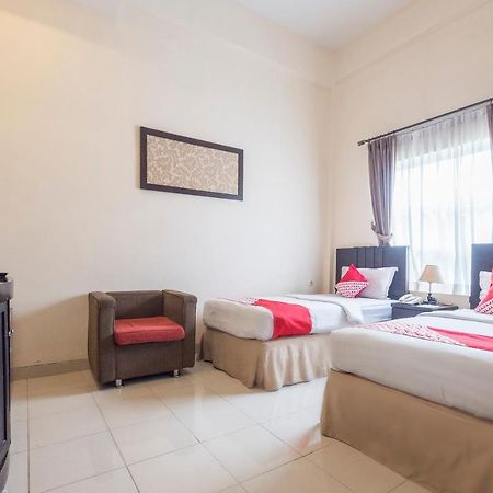 Oyo 424 Asia Hotel มากาซาร์ ภายนอก รูปภาพ