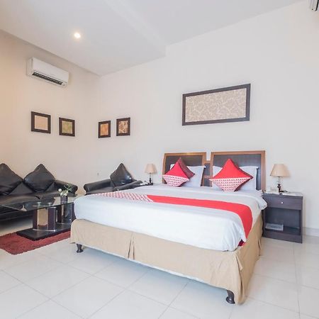 Oyo 424 Asia Hotel มากาซาร์ ภายนอก รูปภาพ