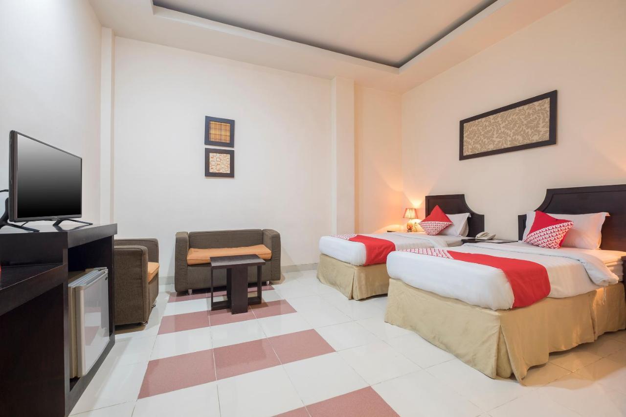 Oyo 424 Asia Hotel มากาซาร์ ภายนอก รูปภาพ
