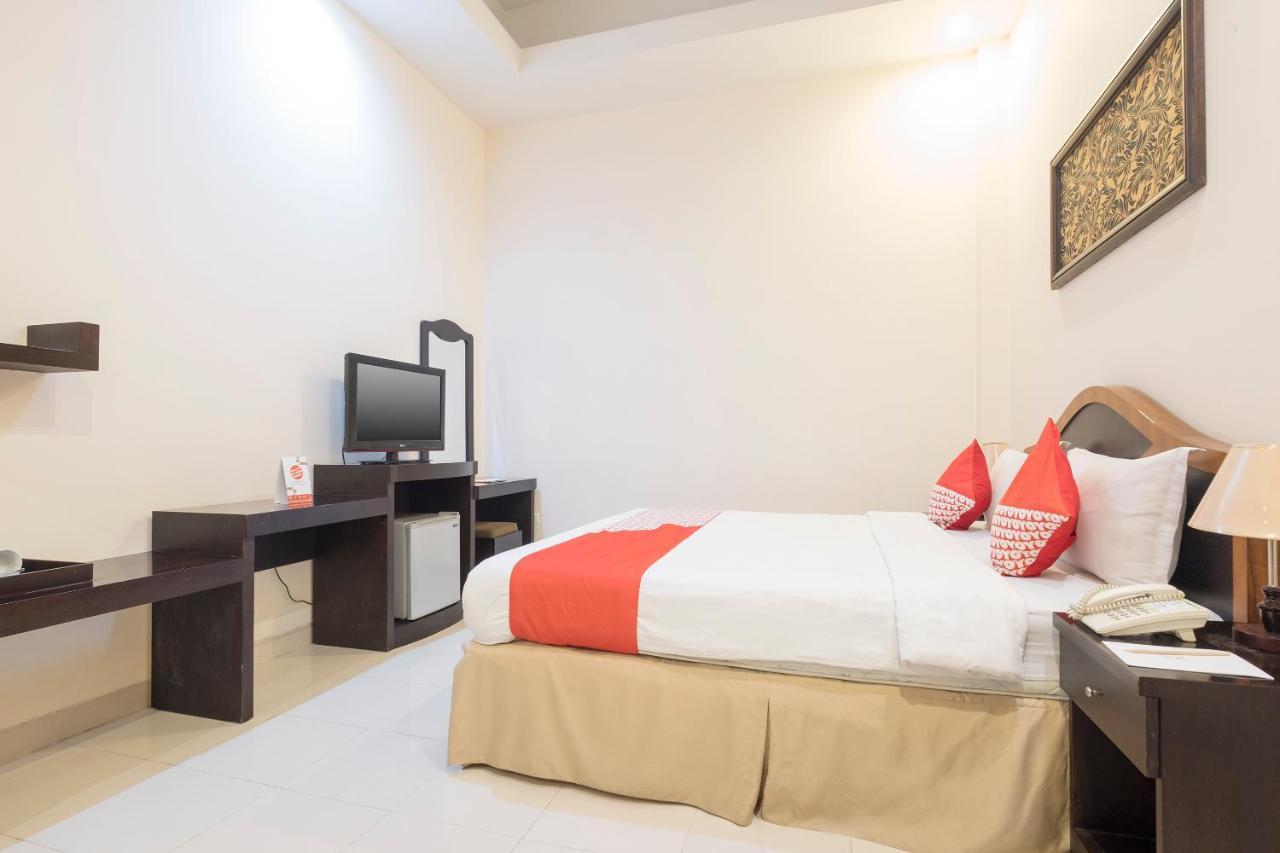 Oyo 424 Asia Hotel มากาซาร์ ภายนอก รูปภาพ